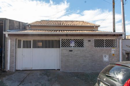 Casa à venda com 200m², 3 quartos e 3 vagas Casa à venda com 200m², 3 quartos e 3 vagasFACHADA