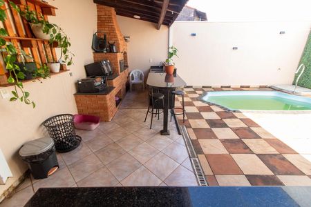 Casa à venda com 200m², 3 quartos e 3 vagas Casa à venda com 200m², 3 quartos e 3 vagasÁREA EXTERNA FUNDOS
