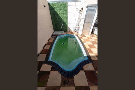 Casa à venda com 200m², 3 quartos e 3 vagas Casa à venda com 200m², 3 quartos e 3 vagasÁREA EXTERNA FUNDOS PISCINA