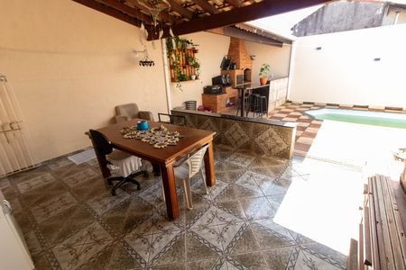 Casa à venda com 200m², 3 quartos e 3 vagas Casa à venda com 200m², 3 quartos e 3 vagasÁREA EXTERNA FUNDOS