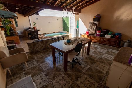 Casa à venda com 200m², 3 quartos e 3 vagas Casa à venda com 200m², 3 quartos e 3 vagasÁREA EXTERNA FUNDOS