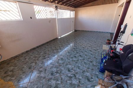 Casa à venda com 200m², 3 quartos e 3 vagas Casa à venda com 200m², 3 quartos e 3 vagasÁREA EXTERNA FRENTE