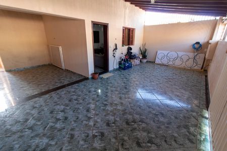 Casa à venda com 200m², 3 quartos e 3 vagas Casa à venda com 200m², 3 quartos e 3 vagasÁREA EXTERNA FRENTE