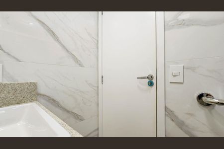Banheiro de apartamento para alugar com 2 quartos, 69m² em Empresarial 18 do Forte, Barueri
