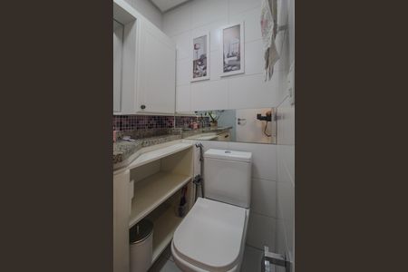 Banheiro de apartamento para alugar com 3 quartos, 84m² em Santana, Porto Alegre