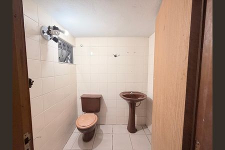 Casa para alugar com 566m², 3 quartos e 3 vagasBanheiro do andar inferior