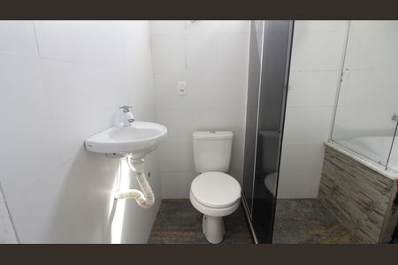 Banheiro de kitnet/studio para alugar com 1 quarto, 35m² em Tangara, Cabo Frio