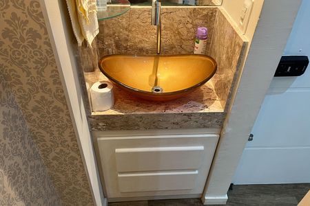 Lavabo de apartamento para alugar com 1 quarto, 40m² em Gonzaga, Santos