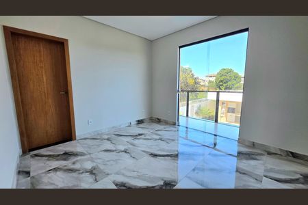 Casa à venda com 277m², 4 quartos e 4 vagasSuíte 2