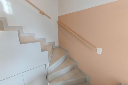 Apartamento à venda com 67m², 2 quartos e 2 vagas Apartamento à venda com 67m², 2 quartos e 2 vagasEscada