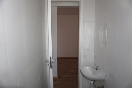 Banheiro de apartamento para alugar com 2 quartos, 47m² em Jardim Elizabete, Embu das Artes