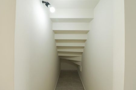 Casa para alugar com 110m², 2 quartos e 1 vaga Casa para alugar com 110m², 2 quartos e 1 vagaEscada