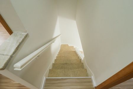 Casa para alugar com 110m², 2 quartos e 1 vaga Casa para alugar com 110m², 2 quartos e 1 vagaEscada