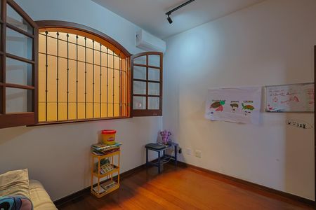Casa à venda com 5 quartos, 225m² em Paraíso, Belo Horizonte