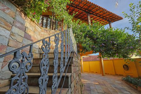 Casa à venda com 5 quartos, 225m² em Paraíso, Belo Horizonte