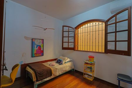 Casa à venda com 5 quartos, 225m² em Paraíso, Belo Horizonte