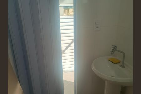 Casa para alugar com 60m², 2 quartos e 1 vaga Casa para alugar com 60m², 2 quartos e 1 vagaBanheiro