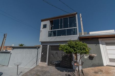 Casa à venda com 160m², 2 quartos e 1 vaga Casa à venda com 160m², 2 quartos e 1 vagaFachada