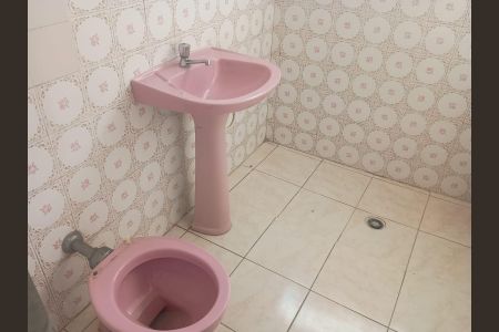 Banheiro de casa para alugar com 2 quartos, 120m² em Vila Santo Estefano, São Paulo
