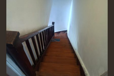 Escada de casa para alugar com 2 quartos, 120m² em Vila Santo Estefano, São Paulo