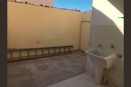 Área externa de casa para alugar com 2 quartos, 120m² em Vila Santo Estefano, São Paulo