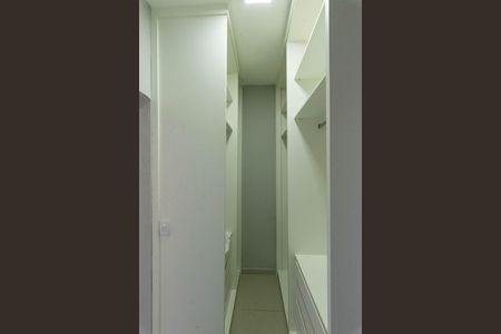 Casa de condomínio para alugar com 185m², 3 quartos e 1 vaga Casa de condomínio para alugar com 185m², 3 quartos e 1 vagaCloset da suíte