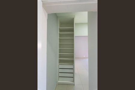 Casa de condomínio para alugar com 185m², 3 quartos e 1 vaga Casa de condomínio para alugar com 185m², 3 quartos e 1 vagaCloset da suíte