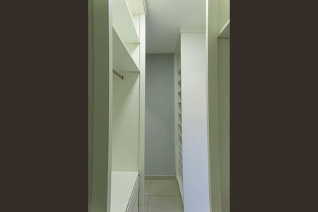 Casa de condomínio para alugar com 185m², 3 quartos e 1 vaga Casa de condomínio para alugar com 185m², 3 quartos e 1 vagaCloset da suíte