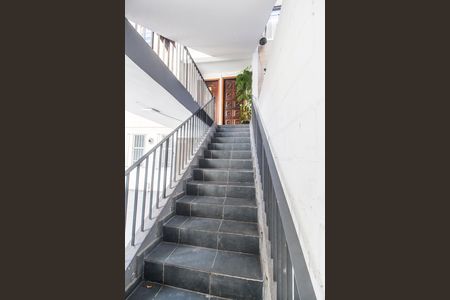 Escada de apartamento para alugar com 2 quartos, 45m² em Conjunto Habitacional Presidente Castelo Branco, Carapicuíba