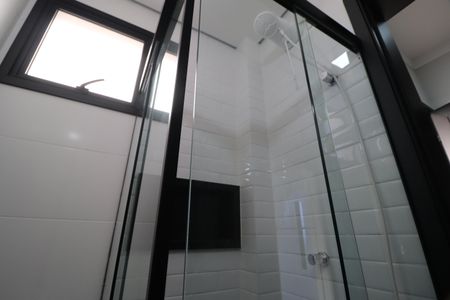 Banheiro de apartamento para alugar com 1 quarto, 28m² em Santa Mônica, Uberlândia