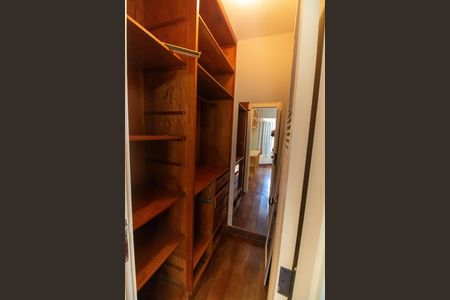 Casa para alugar com 257m², 3 quartos e 4 vagas Casa para alugar com 257m², 3 quartos e 4 vagasCloset da suíte 2