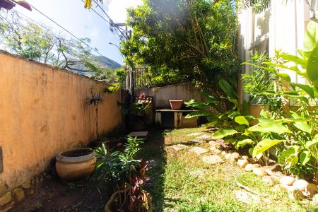 Área externa de casa para alugar com 3 quartos, 257m² em Itacoatiara, Niterói