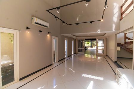 Sala de casa para alugar com 3 quartos, 257m² em Itacoatiara, Niterói