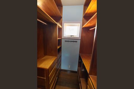 Casa para alugar com 257m², 3 quartos e 4 vagas Casa para alugar com 257m², 3 quartos e 4 vagasCloset da suíte 3