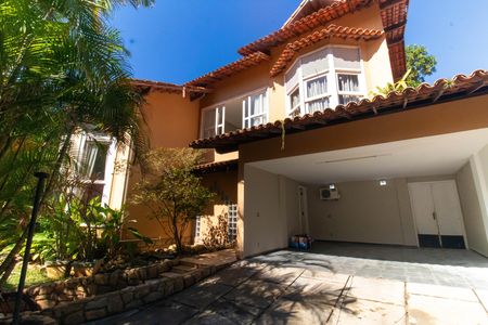 Casa para alugar com 257m², 3 quartos e 4 vagas Casa para alugar com 257m², 3 quartos e 4 vagasFachada