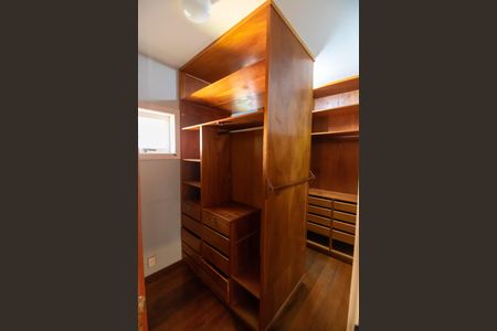 Casa para alugar com 257m², 3 quartos e 4 vagas Casa para alugar com 257m², 3 quartos e 4 vagasCloset da suíte 3