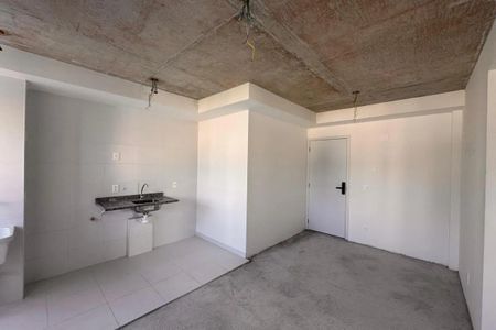 Sala com piso de porcelanato, bancada de granito e iluminação adequada. de apartamento à venda com 4 quartos, 65m² em Taquara, Rio de Janeiro