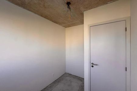 Quarto com teto de concreto e piso de concreto, sem móveis ou decoração. de apartamento à venda com 4 quartos, 65m² em Taquara, Rio de Janeiro