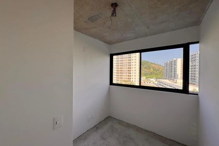 Quarto com vista para a cidade, com paredes brancas e piso de concreto, sem móveis ou decoração. de apartamento à venda com 4 quartos, 65m² em Taquara, Rio de Janeiro