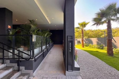 Piscina com vista para a cidade, com palmeiras ao redor e uma área de serviço ao lado. de apartamento à venda com 4 quartos, 65m² em Taquara, Rio de Janeiro