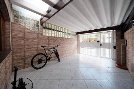 Garagem de casa à venda com 2 quartos, 101m² em Vila Araguaia, São Paulo