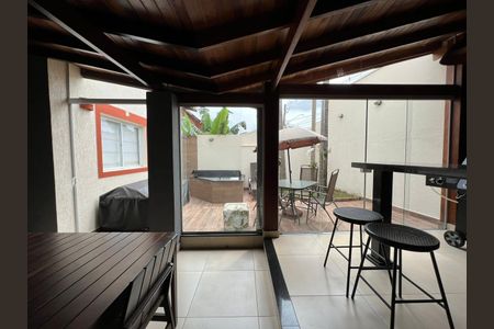 Casa de condomínio à venda com 165m², 3 quartos e 4 vagas