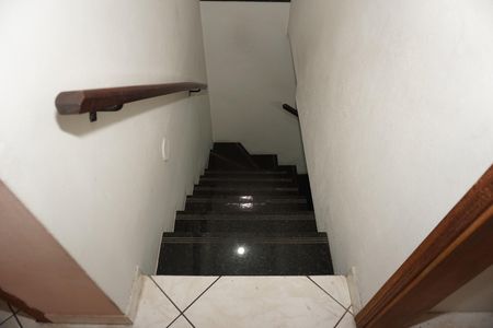Escada de casa para alugar com 3 quartos, 127m² em Jardim Macedonia, Embu das Artes