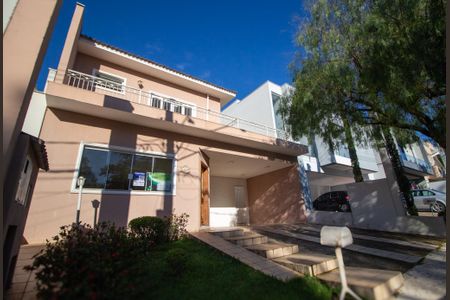 Casa de condomínio para alugar com 217m², 4 quartos e 4 vagas Casa de condomínio para alugar com 217m², 4 quartos e 4 vagasFachada