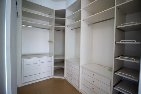 Casa de condomínio para alugar com 217m², 4 quartos e 4 vagas Casa de condomínio para alugar com 217m², 4 quartos e 4 vagasCloset da Suite 2