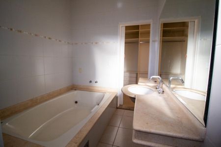 Casa de condomínio para alugar com 217m², 4 quartos e 4 vagas Casa de condomínio para alugar com 217m², 4 quartos e 4 vagasBanheiro da Suíte 2