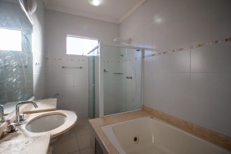 Casa de condomínio para alugar com 217m², 4 quartos e 4 vagas Casa de condomínio para alugar com 217m², 4 quartos e 4 vagasBanheiro da Suíte 2