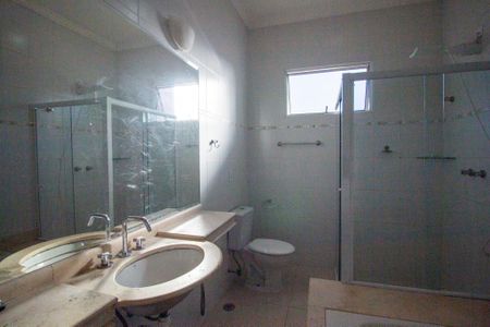 Casa de condomínio para alugar com 217m², 4 quartos e 4 vagas Casa de condomínio para alugar com 217m², 4 quartos e 4 vagasBanheiro da Suíte 2