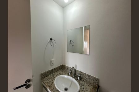 Banheiro da Suíte de apartamento para alugar com 2 quartos, 70m² em Empresarial 18 do Forte, Barueri