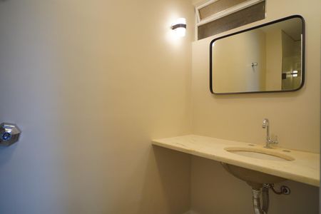 Banheiro  de apartamento para alugar com 1 quarto, 42m² em Floresta, Porto Alegre